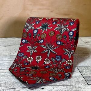EUC Victoria & Albert Museum Red Floral Silk Tie